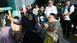 Wamenkomdigi Angga Prabowo disambut antusias para warga yang hendak bepergian di momen Natal 2024 dan Tahun Baru 2025. (Dok Kementerian Komdigi)

