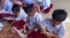Siswa SD di Gorontalo Simpan Makanan Gratis untuk Ibu. (Tiktok.com @4nna412)

