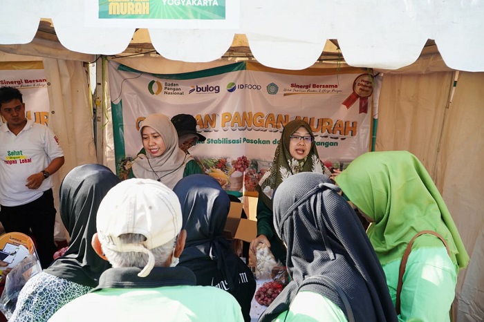 Kepala Bapanas Arief Prasetyo Adi bersama Bulog gelar intervensi beras di daerah terdampak inflasi. (DOk. Bapanas )