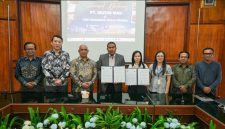 Penandatanganan Memorandum of Agreement (MoA) antara Musim Mas dan Universitas Islam Negeri Sumatera Utara (UINSU) Medan, untuk merenovasi ruang belajar menjadi Smart Class yang lebih modern dan nyaman, yang akan mendukung kegiatan akademik mahasiswa Pascasarjana UINSU. Penandatangan Kerjasama ini dilakukan pada (19/12), yang dihadiri oleh Prof. Dr. Muzakkir, M.Ag, Wakil Rektor IV Bidang Kerja Sama dan Pengembangan Lembaga. (keempat dari kiri), Gunawan Siregar selaku Direktur Utama Musim Mas (ke